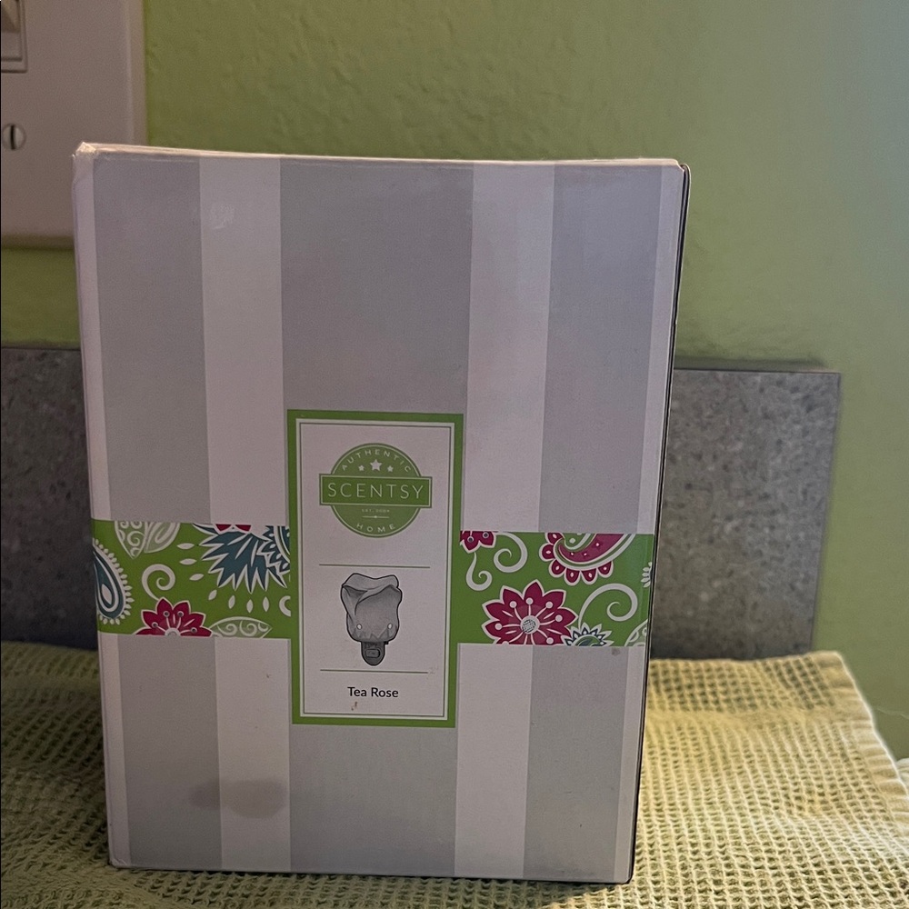 Scentsy Tea Rose Warmer with Floral Accents